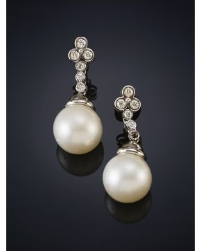 742-PENDIENTES LARGOS DE CHATONES DE BRILLANTES DE 0.70 CT APROX. Y PERLAS AUSTRALIANAS DE 14MM DE DIÁMETRO. Montura en oro blanco de 18k.