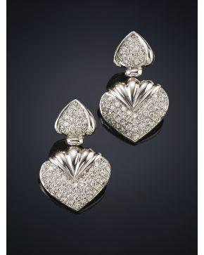 744-VASARI  PENDIENTES LARGOS DE PAVÉ BRILLANTES MODELO CORAZÓN. Montura en oro blanco de 18k. Peso total de los brillantes: 2.72 ct.aprox. 