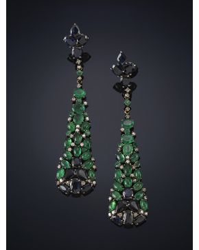 745-PENDIENTES LARGOS DE CABUJONES DE ESMERALDAS Y ZAFIROS CON DIAMANTES INTERCALADOS. Montura de plata pavonada y terminaciones de oro de 18k.