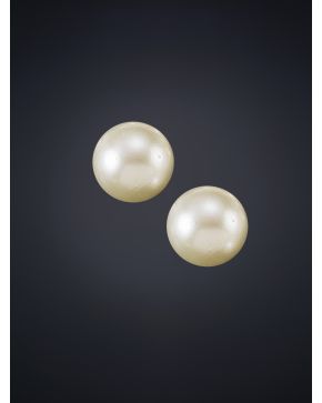 746-PENDIENTES PERLAS AUSTRALIANAS DE 12MM DE DIÁMETRO.Montura en oro amarillo de 18k.