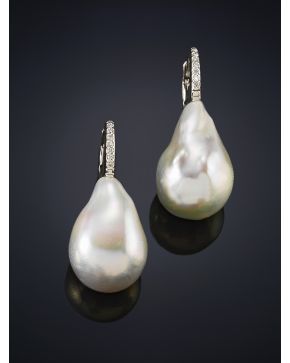 761-PENDIENTES DE PERLAS  BARROCAS DE AGUA DULCE CON INTENSO ORIENTE. COLGANTES DE LÍNEA DE BRILLANTES CALIDAD EXTRA. Montura en oro blanco de 18k.