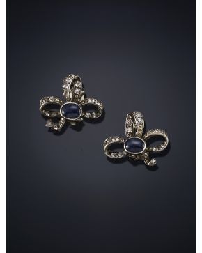 769-PENDIENTES ANTIGUOS EN FORMA DE LAZO CON CABUJÓN DE ZAFIRO Y BRILLANTES.Montura en oro blanco de 18 k.