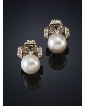 773-PENDIENTES CON GRAN PERLA AUSTRALIANA Y LAZADA DE BRILLANTESS. sobre una montura de oro blanco de 18k. 