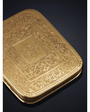 784-CAJA ESPAÑOLA SIGLO XIX CON PUNZONES DE SALA EXQUISITAMENTE GRABADA CON ESCUDO CENTRAL. Oro amarillo de 18k.