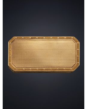 811-CAJA DE ORO DE 18 K DE FORMA RECTANGULAR SOBERBIAMENTE GRABADA Y CINCELADA SIGUIENDO LOS CÁNONES FRANCESES DE FINALES DEL S. XBIII. PUNZONADO F.S.