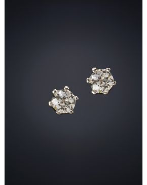 86-DORMILONAS DE BRILLANTES DE 1.10 CT. APROX. Montura de oro blanco de 18k.