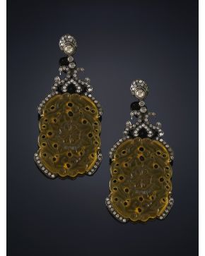 90-ORIGINALES PENDIENTES LARGOS CON UNA PLACA DE JADE CALADA. MARCOS DE DISEÑO VEGETAL CUAJADOS DE DIAMANTES. Montura en plata pavonada y oro de 18k