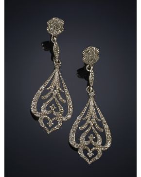 95-PENDIENTES LARGOS DE BRILLANTES ESTILO ANTIGUO. Montura de oro blanco de 18k.