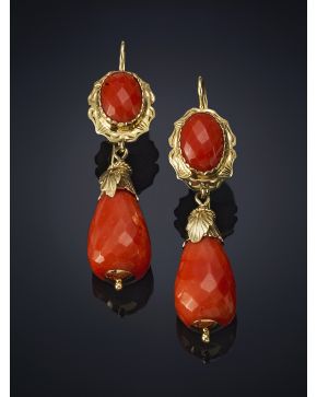 98-PENDIENTES LARGOS ANTIGUOS DE CORAL FACETADO CON DECORACION GRABADA EN ORO DE 14K.