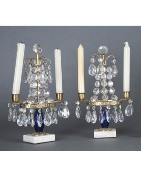 747-Pareja de candelabros girandoles de dos luces. con pie en vidrio azul cobalto. sobre peana en mármol blanco. Montura en en bronce dorado con cuentas