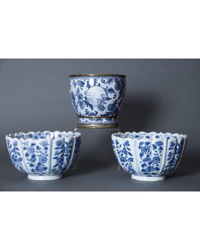 484-Pareja de centros de estilo oriental en porcelana esmaltada blanca y azul con marcas de Altfield.