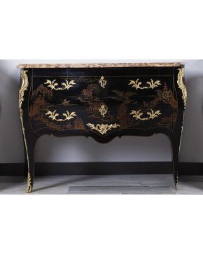 506-Cómoda estilo Luis XV en madera ebonizada con decoración de chinosseries en dorado. C. 1900. Dos registros de cajones en el frente y aplicaciones en b