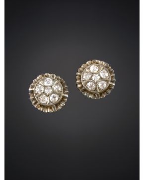 100-PENDIENTES ANTIGUOS DE ROSETONES DE BRILLANTES. Montura en oro rosa con frente de plata.