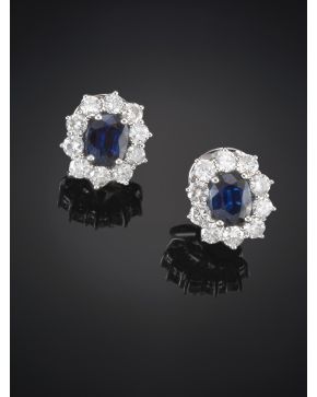 1002-PENDIENTES DE ZAFIROS DE 1.70 CT.APROX CADA UNO DE HOMOGÉNEO COLOR. RODEADOS DE BRILLANTES CALIDAD EXTRA CUYO PESO TOTAL APROXIMADO ES DE 3.0 CT. APRO