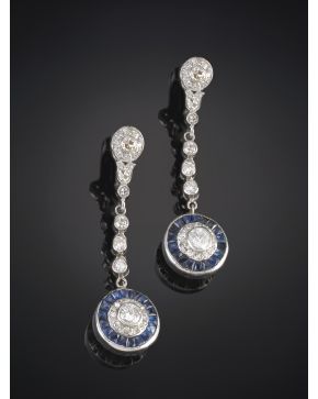 1008-PENDIENTES LARGOS DE BRILANTES CIRCA 1930 MODELO OJO DE PERDIZ MONTURA DE PLATINO. Peso total de los brillantes: 1.40 ct.aprox.