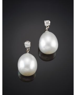 104-PENDIENTES DE PERLAS AUSTRALIANAS EN FORMA DE PERA REMATADOS EN BRILLANTES. Montura de oro blanco de 18k. Intenso oriente.