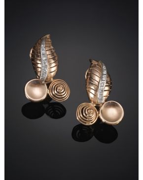 1046-PENDIENTES AÑOS 40 EN ORO ROSA CON LÍNEA DE BRILLANTES. DISEÑO MODELO HOJAS. Montura en oro rosa de 18 k.