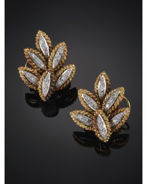 1052-ELEGANTES PENDIENTES EN RAMA DE HOJAS CON CENTROS DE BRILLANTES. Montura en oro amarillo de 18k.