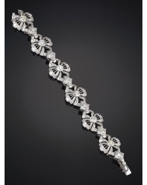 1068-ANTIGUA PULSERA DE PEDIDA DE ELEGANTE DISEÑO CON 12 CENTRAL DE DIAMANTES TALLA ANTIGUA QUE SUMAN UN TOTAL DE 8.62 CT.APROX. Decoradas sobre la montura