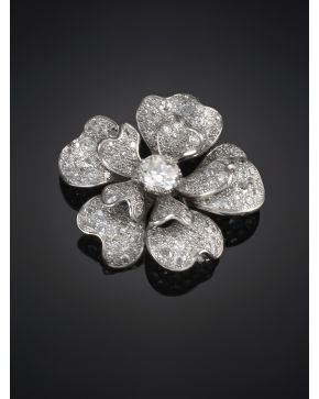 1071-ELEGANTE BROCHE FLOR CON UN CENTRO DE DIAMANTE TALLA ANTIGUA DE 2.30 CT.APROX. CON LOS PÉTALOS DECORADOS DE PAVÉ DE BRILLANTES. Montura en oro blanco 