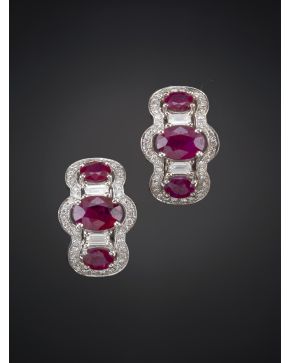 108-PENDIENTES DE RUBIES Y BAGUETTES ORLADOS DE BRILLANTES. CALIDAD EXTRA. Montura en oro blanco de 18k.