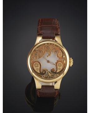 1082-CARRERA Y CARRERA RELOJ DE PULSERA PARA SEÑORA. CAJA EN ORO AMARILLO DE 18K CON DOS BISELES: UNO DECORADO CON HOJAS Y OTRO LISO. Esfera de nácar. Mo