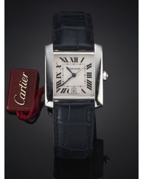 1095-CARTIER  TANK FRANCES GRAN MODELO . CAJA EN ORO BLANCO DE 18K. MOVIMIENTO AUTOMÁTICO. VENTANA CALENDARIO A LAS SEIS. ESFERA BLANCA CON NUMERACIÓN RO