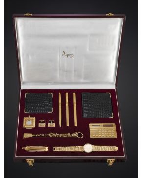 1126-ASPREY  IMPORTANTE CONJUNTO DE ESCRITORIO PARA CABALLERO EN ORO AMARILLO DE 18K. Con estuche original que se compone de tarjetero. billetera de coco