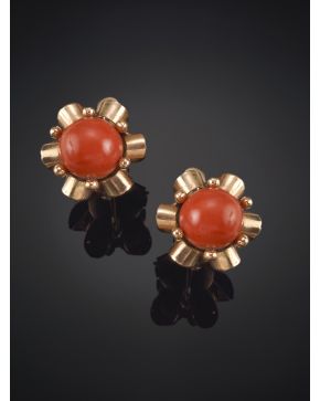 138-PENDIENTES EN FORMA DE FLOR CON UN CENTRO DE CORAL ROJO. sobre montura en oro amarillo de 18k.