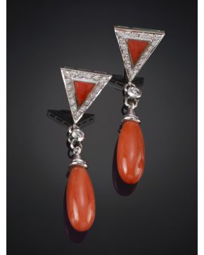 166-ELEGANTES PENDIENTES EN FORMA DE TRIÁNGULOS ENMARCADOS POR BRILLANTES DE LOS QUE PENDEN UNA LÁGRIMA DE CORAL. Montura en oro blancode 19 k.