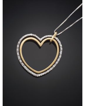 175-COLGANTE EN FORMA DE CORAZON CON DOBLE LINEA DE DIAMANTES EN ORO AMARILLO Y  BLANCO DE 19K.