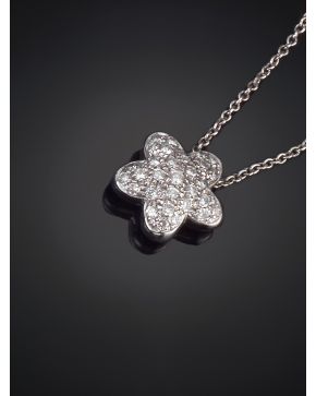 190-COLGANTE EN FLOR DE PAVÉ DE BRILLANTES. Montura y cadena en oro blanco de 19k.