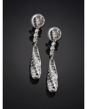 194-PENDIENTES LARGOS DE BRILLANTES Y BRILLANTES NEGROS. Montura en oro blanco 18k.