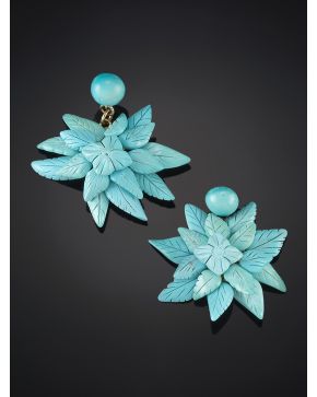 195-PENDIENTES COLGANTES DE TURQUESAS EN FORMA DE FLOR. Montura en oro amarillo de 18k.