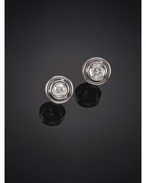 208-PENDIENTES DOBLE CHATÓN DE BRILLANTES. Montura en oro blanco de 18k.