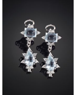 211-PENDIENTES LARGOS DE AGUAMARINAS Y BRILLANTES. Montura de oro blanco de 18k.