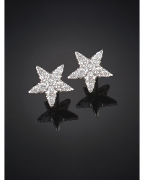 226-PENDIENTES DE BRILLANTES EN FORMA DE ESTRELLA SOBRE MONTURA DE ORO AMARILLO DE 18K.