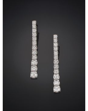 236-PENDIENTES COLGANTES DE LINEA DE BRILLANTES SOBRE MONTURA EN ORO BLANCO DE 18K. 