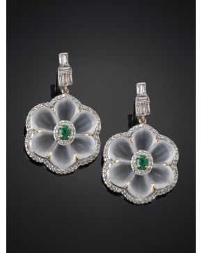 264-PENDIENTES LARGOS DE CRISTAL GALLONADO EN FORMA DE FLOR Y BRILLANTES DE DISTINTAS TALLAS. Montura en oro blanco de 18k.