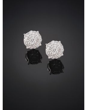 324-PENDIENTES DE PAVÉ DE BRILLANTES MONTURA EN GARRAS SOBRE ORO BLANCO DE 18K.