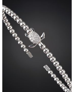 332-PULSERA RÍGIDA DE BOLITAS Y TORTUGA DE BRILLANTES. Montura en oro blanco de 18k.