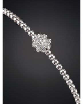 334-PULSERA RÍGIDA DE BOLITAS Y FLOR DE BRILLANTES. Montura en oro blanco de 18k.