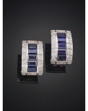 344-PENDIENTES MEDIAS CRIOLLAS DE ZAFIROS CALIBRADOS  DE 3.34 CT APROX. Y PAVÉ DE BRILLANTES DE 0.26 CT APROX. Montura en oro blanco de 18k.