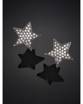 355-PENDIENTES ESTRELLAS DE BRILLANTES.Montura en plata pavonada y terminaciones en oro amarillo de 18k.