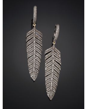 363-PENDIENTES LARGOS DE BRILLANTES. DISEÑO ORIGINAL EN FORMA DE PLUMA.Montura en plata pavonada y terminaciones en oro amarillo de 18k.