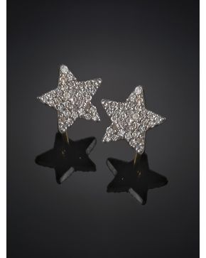 374-PENDIENTES ESTRELLAS DE BRILLANTES.Montura en plata pavonada y terminaciones en oro amarillo de 18k.