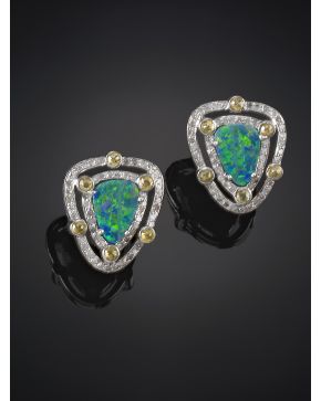 378-PENDIENTES DE ÓPALOS ORLADOS DE BRILLANTES. Montura en oro blanco de 18k.