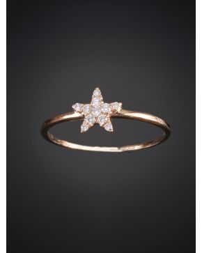 395-SORTIJA DE BRILLANTES EN FORMA DE ESTRELLA SOBRE MONTURA DE ORO ROSA DE18K.