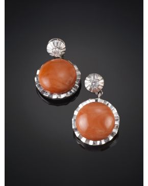 423-PENDIENTES DE CABUJONES DE CORAL RODEADOS DE ORLA DE ORO BLANCO Y REMATADOS POR BRILLANTES. Montura en oro blanco de 18k.