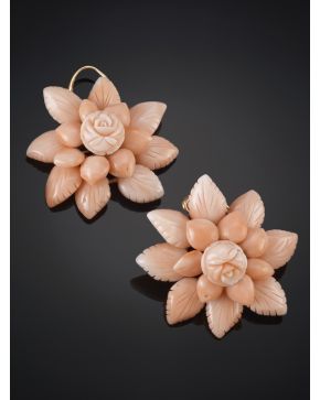 425-PENDIENTES COLGANTES PIEL DE ANGEL EN FORMA DE FLOR. Montura en oro amarillo de 18k.